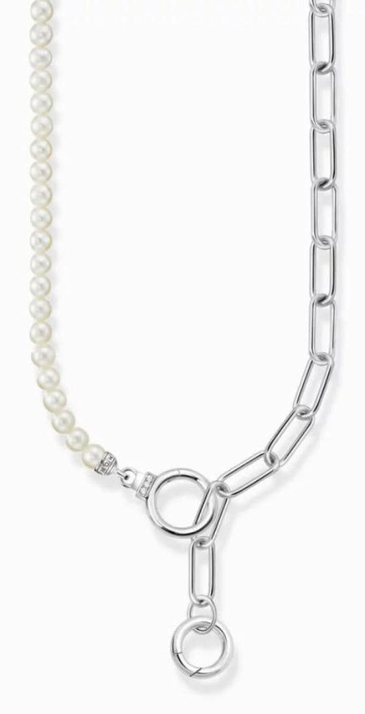 Pärlhalsband med silverfärgad länkkedja och runt hänge med blå sten