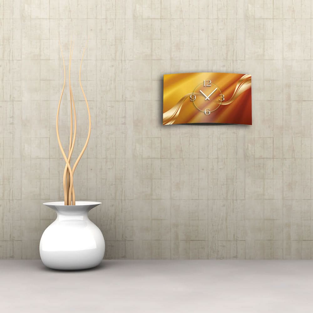 Väggklocka i aluminium med rektangulär platta, abstrakt färgdesign och vita siffror
