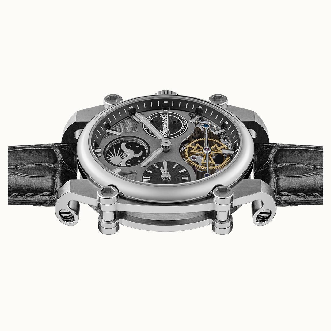 Ingersoll Herren-Armbanduhr mit schwarzem Lederband und sichtbarem Uhrwerk im Skelettzifferblatt, Front seitlich.