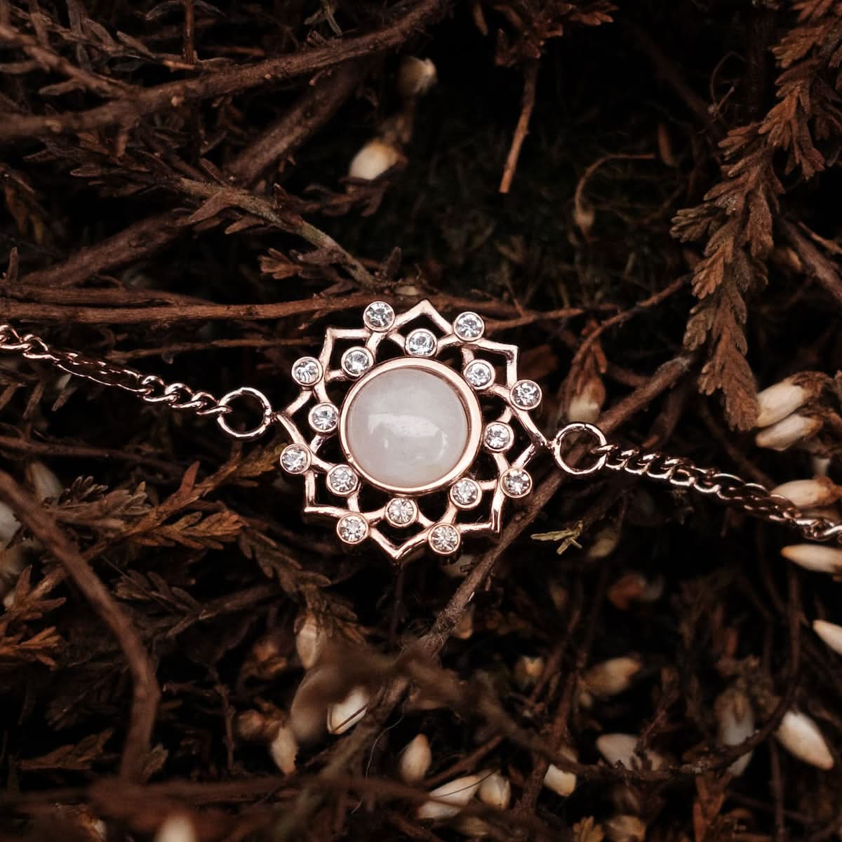 Armband med rund månsten, silverinfattning med små zirkoniastenar