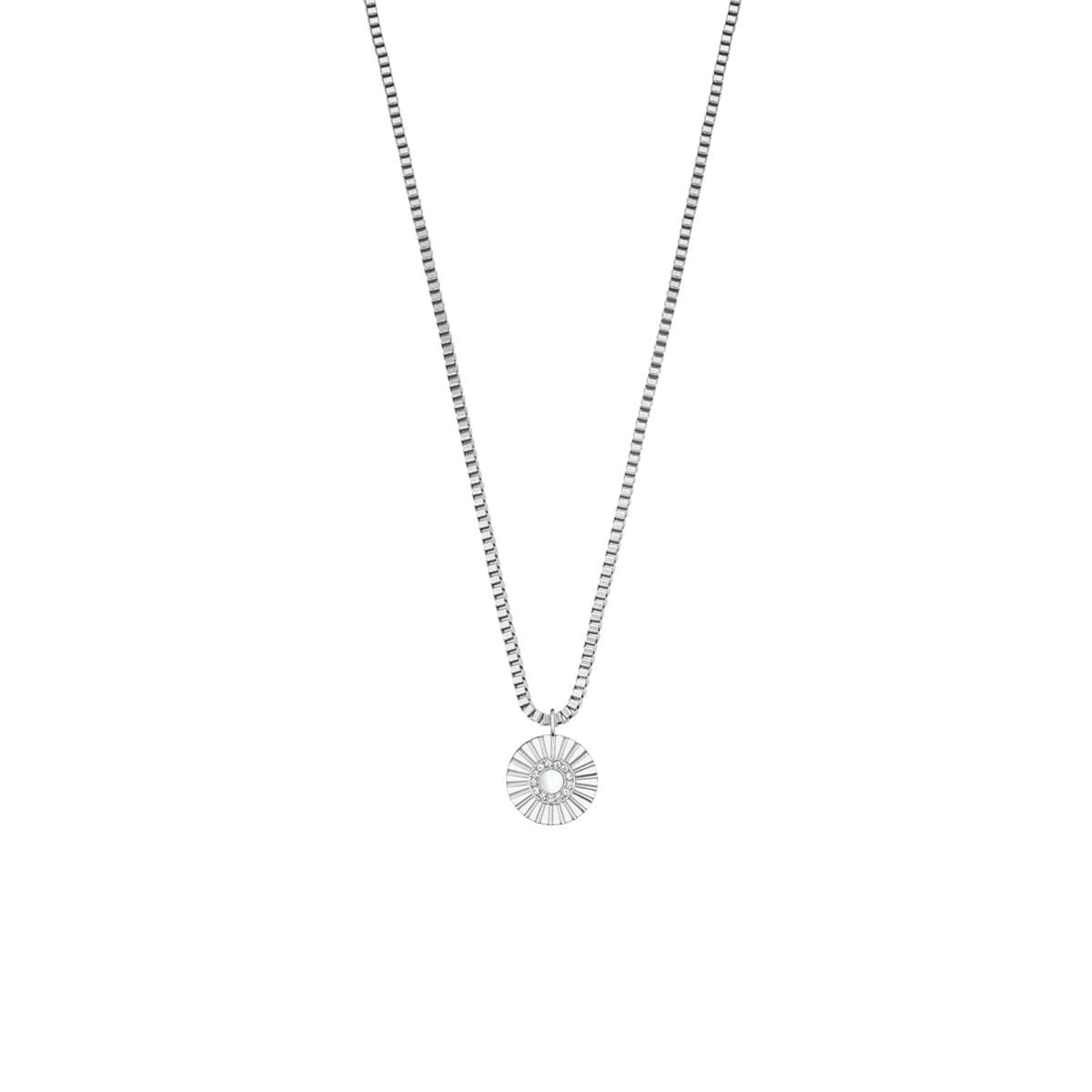 Halsband med liten silverfärgad rund berlock med kristall i mitten