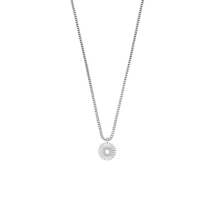 Halsband med liten silverfärgad rund berlock med kristall i mitten