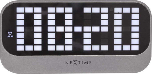 Nextime bordsklocka med LED digital display och larm, grått akrylhölje