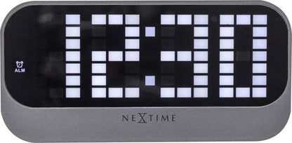 Nextime bordsklocka med LED-blockdisplay och larm, grått akrylhölje