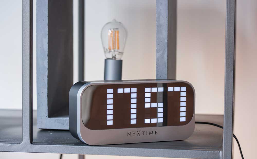Bordsklocka med LED digital display i grått hölje, kompakt bordsklocka