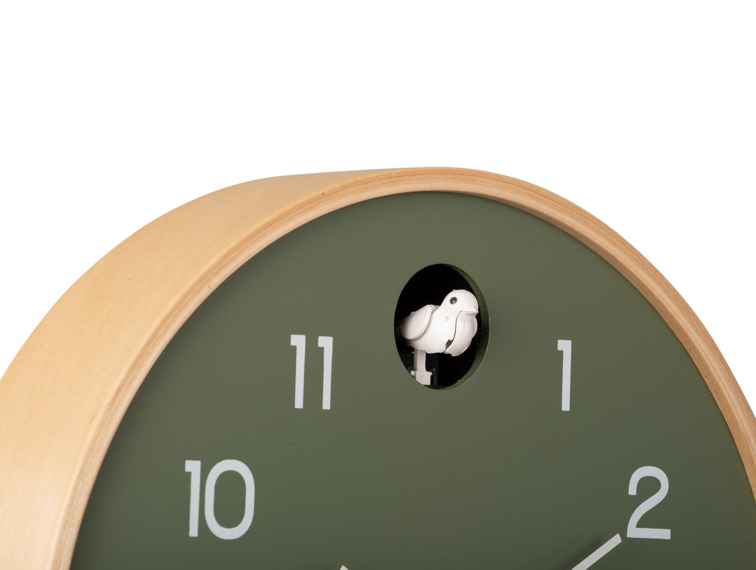 Wandklocka i detalj: grön urtavla, beige träram och gökhuvud