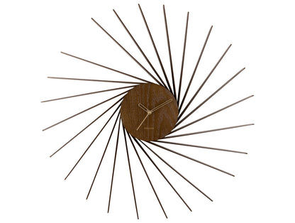 Väggklocka med rund urtavla i trä och långa metallstag i spiraldesign