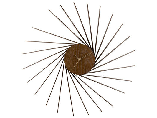 Väggklocka med rund urtavla i trä och långa metallstag i spiraldesign