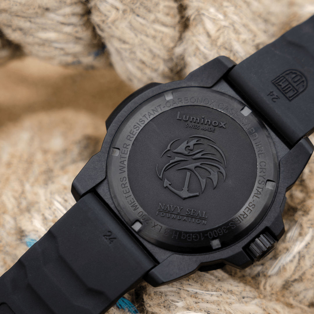 Herrklocka med svart Carbonox-armband och genomskinlig baksida med Navy Seal-logotyp