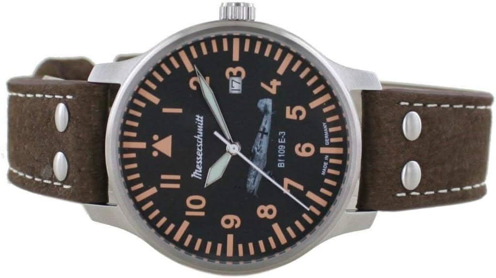 Herrarmbandsur med brunt läderband, silverfärgat hölje och svart analog urtavla