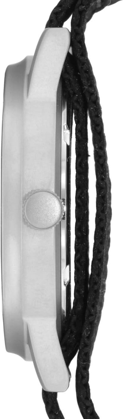 Sidovy av ett silverfärgat armbandsur med ett svart textilband