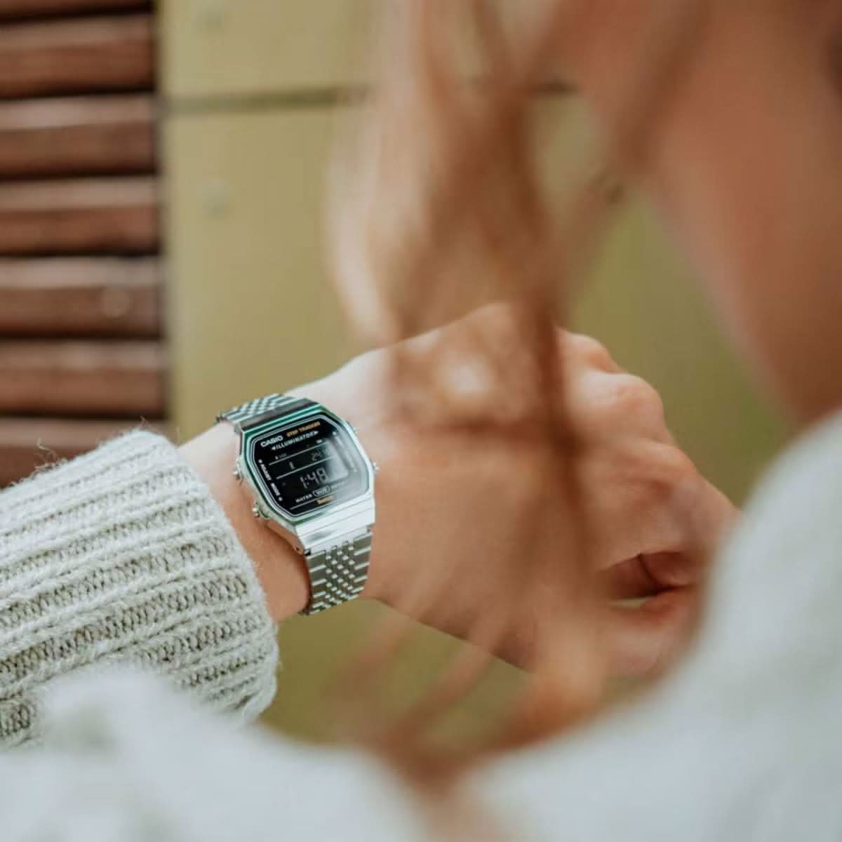 Casio stegräknare klocka på handleden, tydlig display i närbild