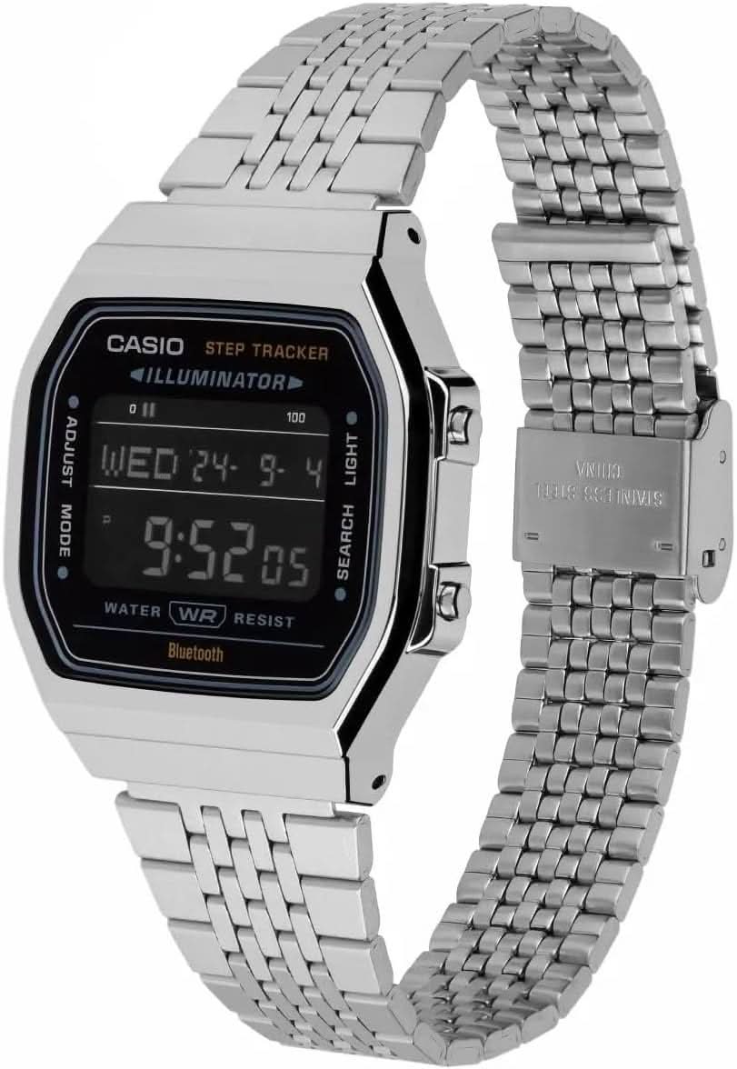 Casio stegräknare klocka på handleden, metallarmband, höger sidovy med knappar