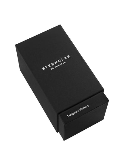 Svart klocklåda i kartong med STERNGLAS-logotyp