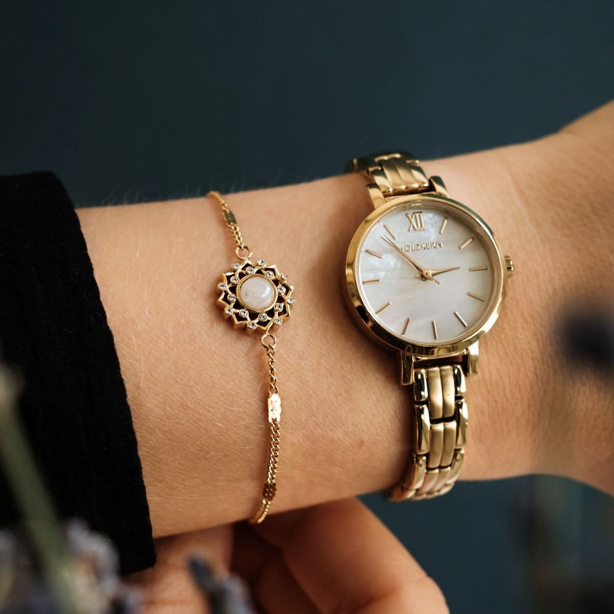Guldpläterat armband med rund stenberlock, justerbar kedja och dekorativ krans