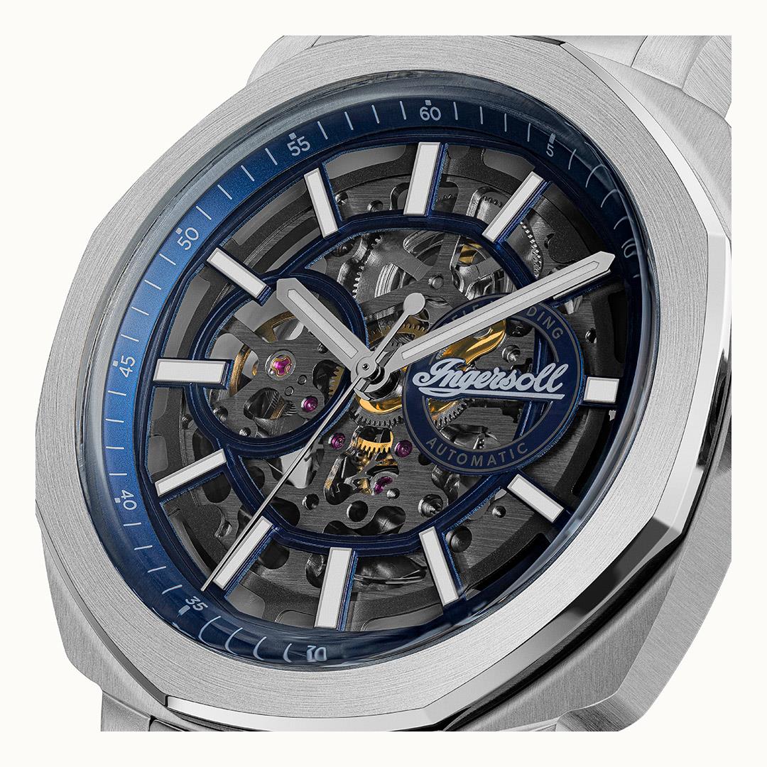 Herrenarmbanduhr: Nahansicht des blauen Skelettzifferblatts mit Ingersoll-Logo und Automatikmarkierung