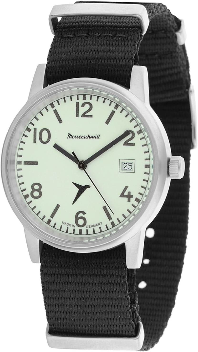 Herrklocka i pilotstil med svart textilarmband och rund silverfärgad urtavla