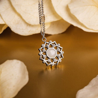Silket halsband med månstenshänge och accentstenar, rund infattning