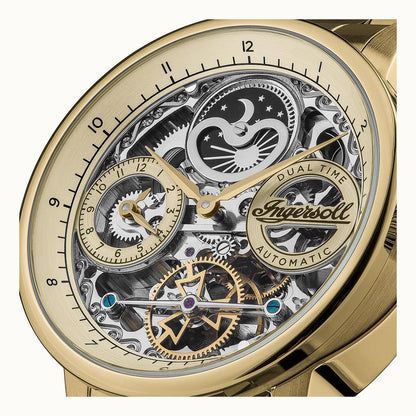 Goldfarbene Armbanduhr im Nahblick: skelletiertes Zifferblatt mit Mondphase und Dual Time