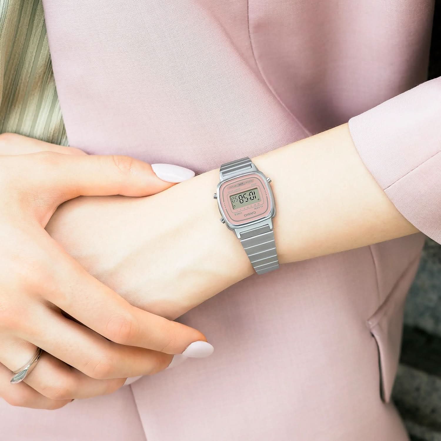 "Damklocka på handleden med silverfärgat metallarmband och digital display"