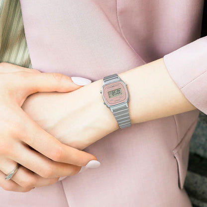 "Damklocka på handleden med silverfärgat metallarmband och digital display"