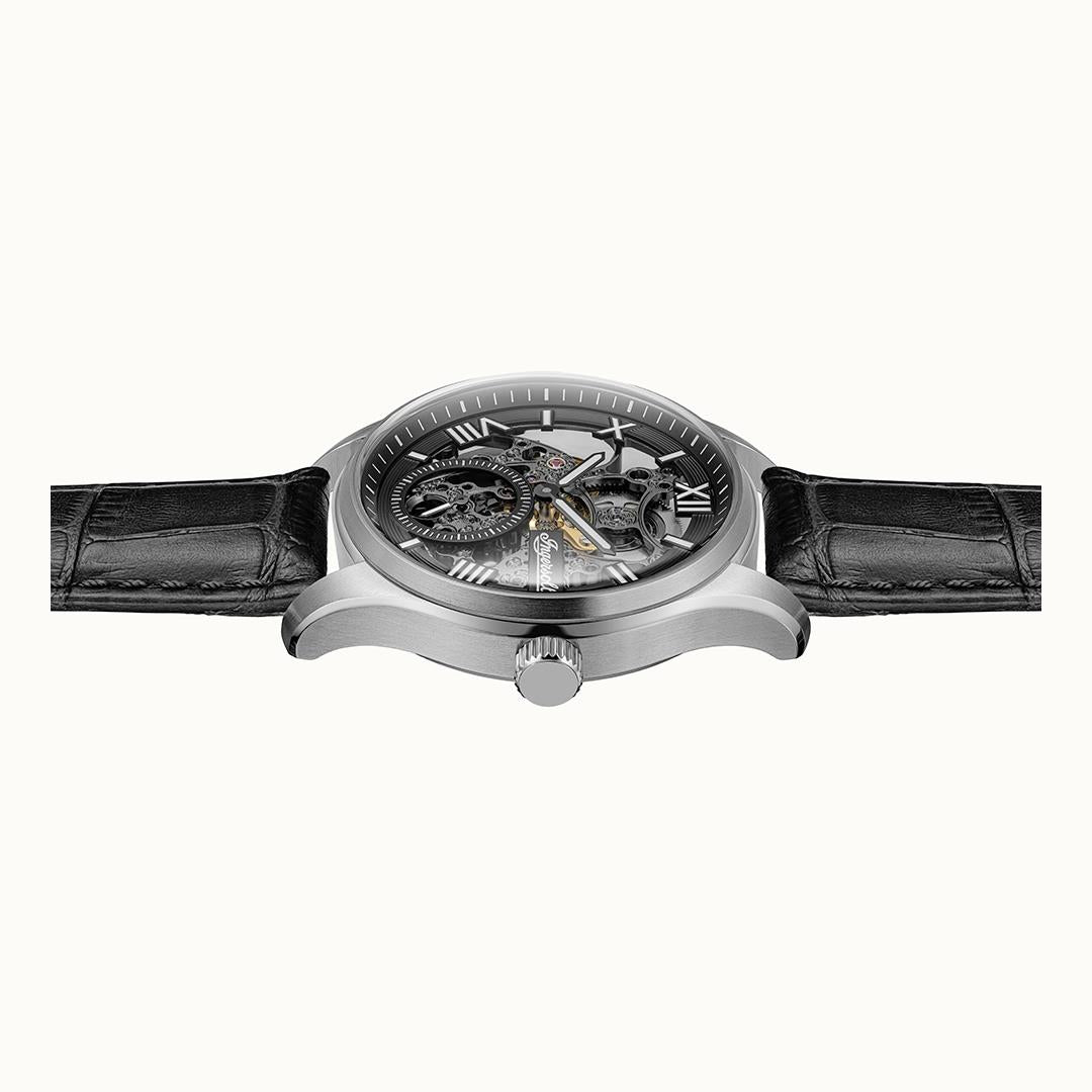 Herrenarmbanduhr Ingersoll, Seitenansicht mit schwarzem Lederband und rundem Gehäuse.