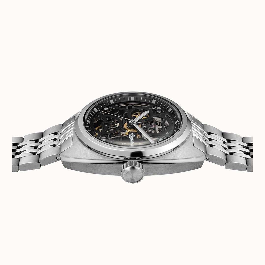 Ingersoll Herrenuhr von der Seite mit sichtbarer Mechanik im schwarzen Skelettzifferblatt
