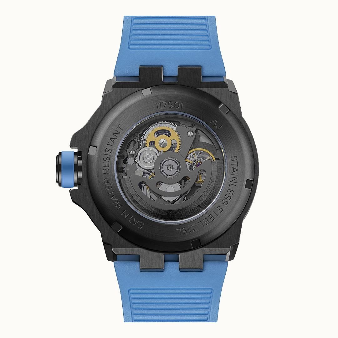 Rückansicht der Herren-Armbanduhr: schwarzes Gehäuse mit Sicht auf das Werk, blaues Band