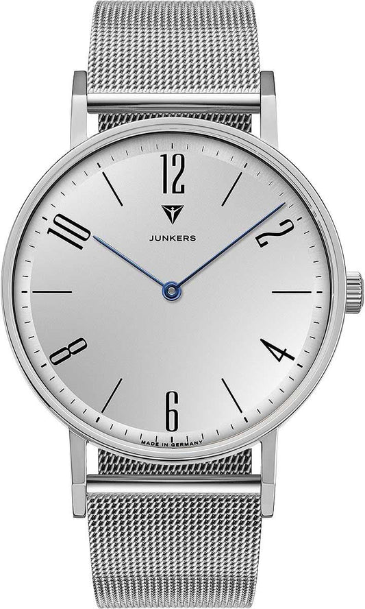 Herrklocka med silverfärgat metallarmband och vit urtavla, runt stålhölje.
