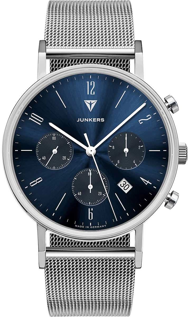 Herrklocka med blå urtavla, silverfärgat metallarmband och datumvisning vid klockan 3