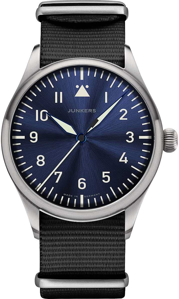 Junkers herrklocka med rund blå urtavla, svart textilarmband och boett i rostfritt stål.