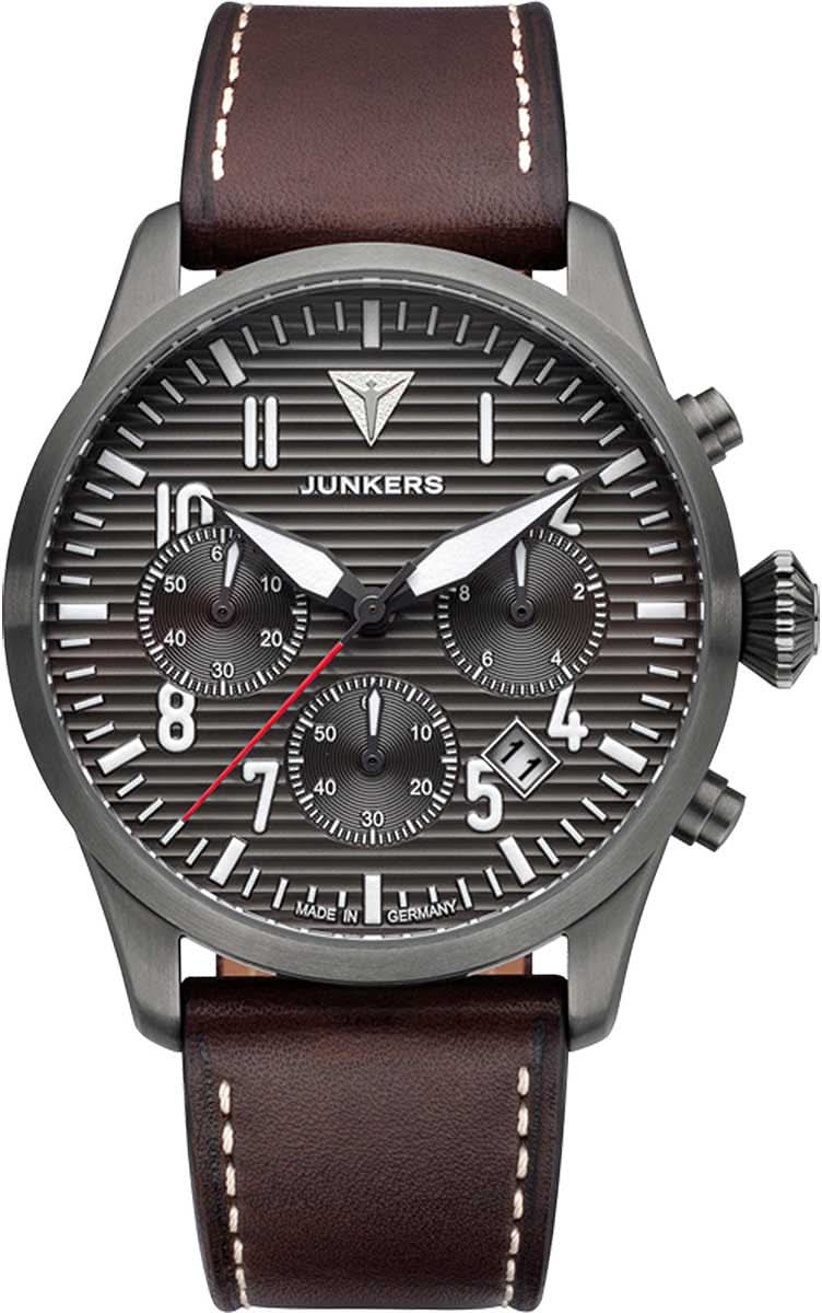 Kronograf för herrar med svart urtavla, brunt läderarmband och boett i metall