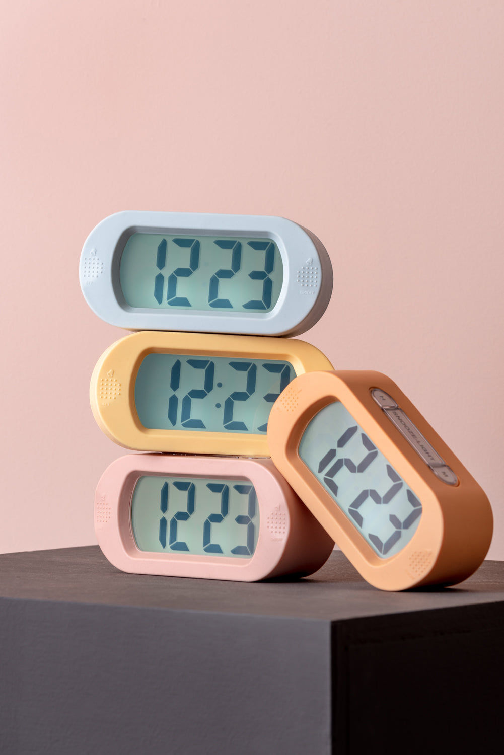 Samling digitala väckarklockor i tre färger med belyst LCD-display och knappar