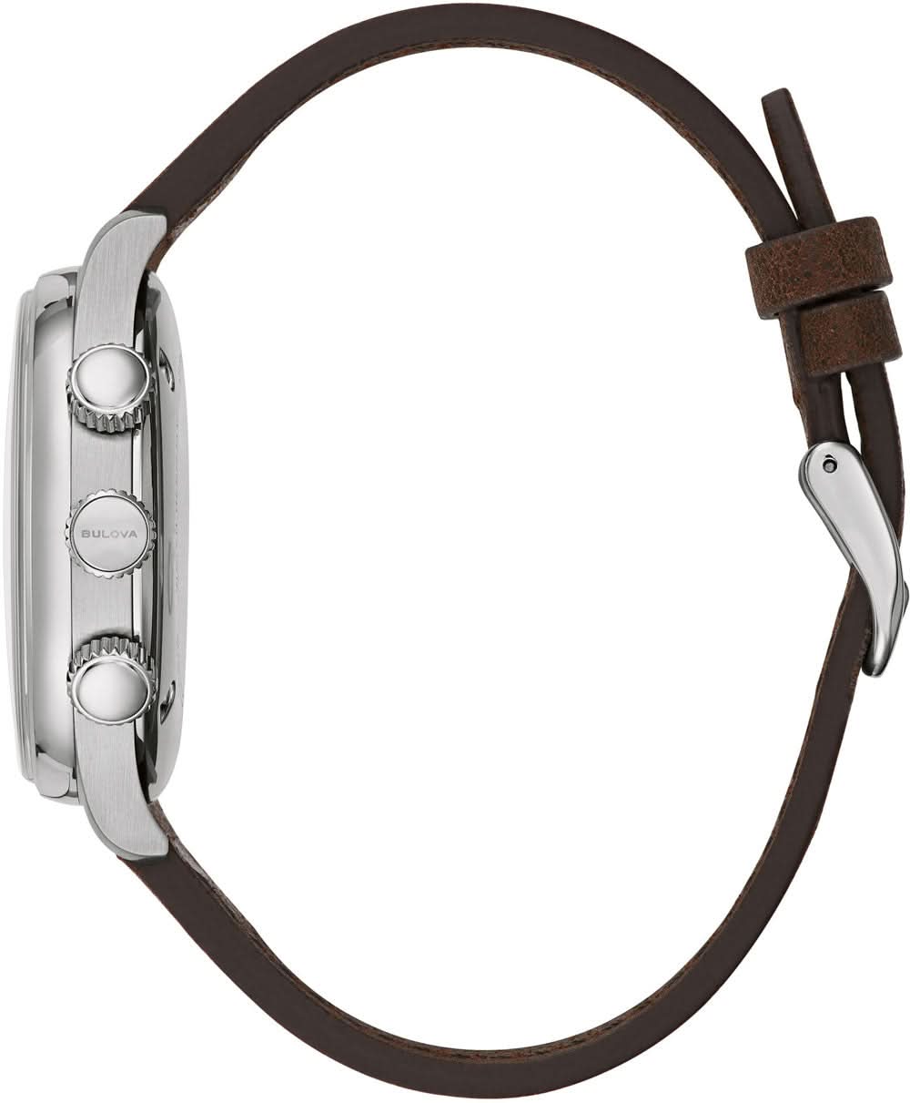 Herrklocka med brunt läderband och silverfärgat hölje, sidokontroller