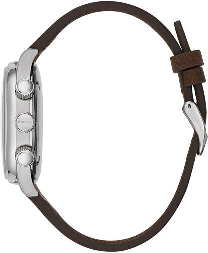 Herrklocka med brunt läderband och silverfärgat hölje, sidokontroller