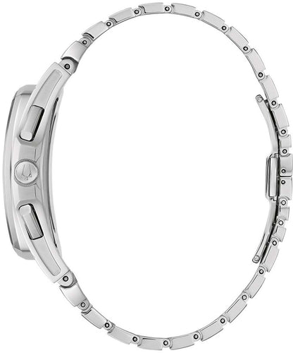 Bulova herrur med silverfärgat armband i rostfritt stål, sidovy med böjt urverk