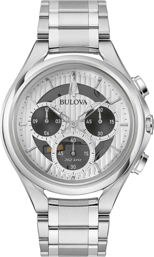 Bulova herrklocka med armband i silverfärgat rostfritt stål, silverfärgad urtavla och kronograf-subdialer.