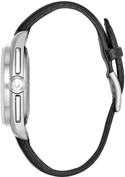 Bulova herrklocka med svart läderarmband och metallboett, sidovy