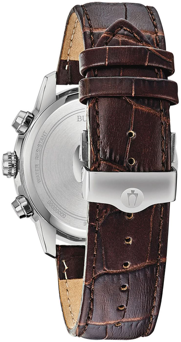Bulova herrklocka med brunt läderarmband och boettbaksida i rostfritt stål, synliga fästöglor