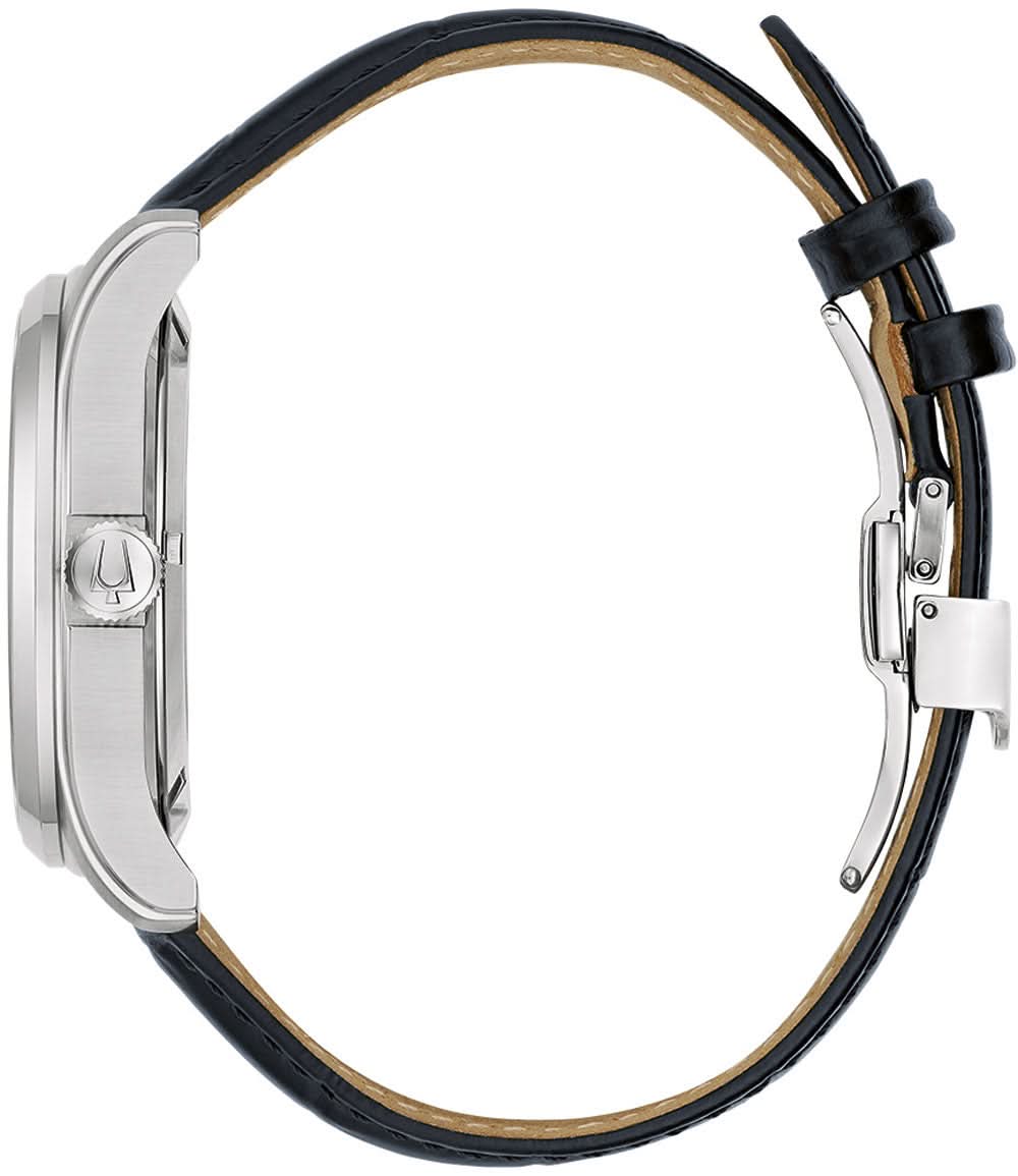 Herrarmbandsur med silverfärgat rostfritt stålhölje och svart läderarmband, sidovy