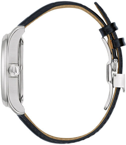 Herrarmbandsur med silverfärgat rostfritt stålhölje och svart läderarmband, sidovy