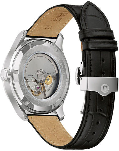 Herrur med automatisk urverk synligt genom boettens baksida och ett svart läderarmband