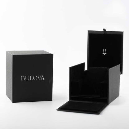 Bulova damklocka-förpackning: svarta lådor med kudde och öppen klaff