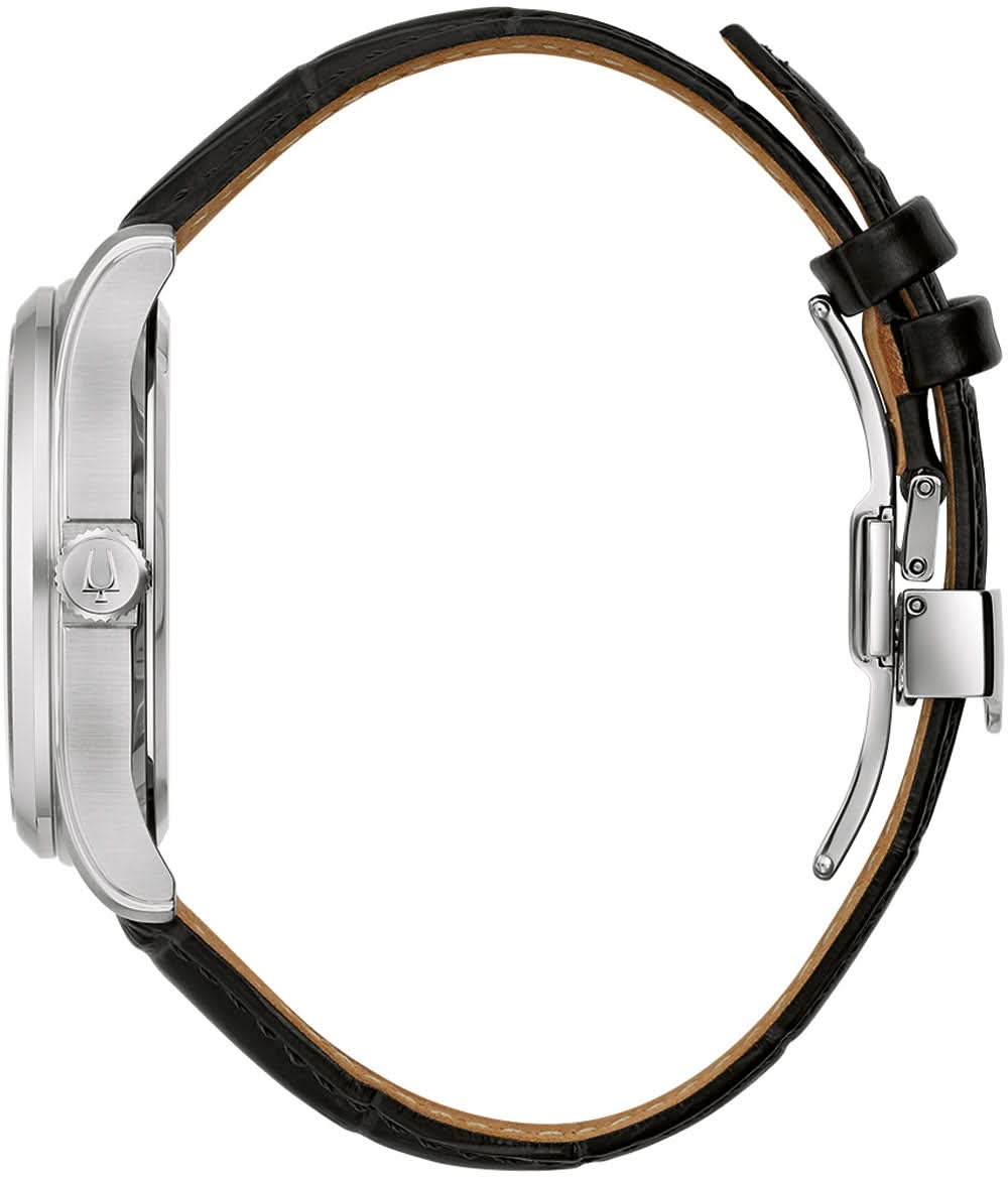 Herrklocka från sidan: svart läderarmband med stiftspänne, silverfärgat hölje