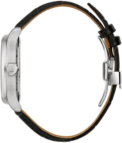 Herrklocka från sidan: svart läderarmband med stiftspänne, silverfärgat hölje