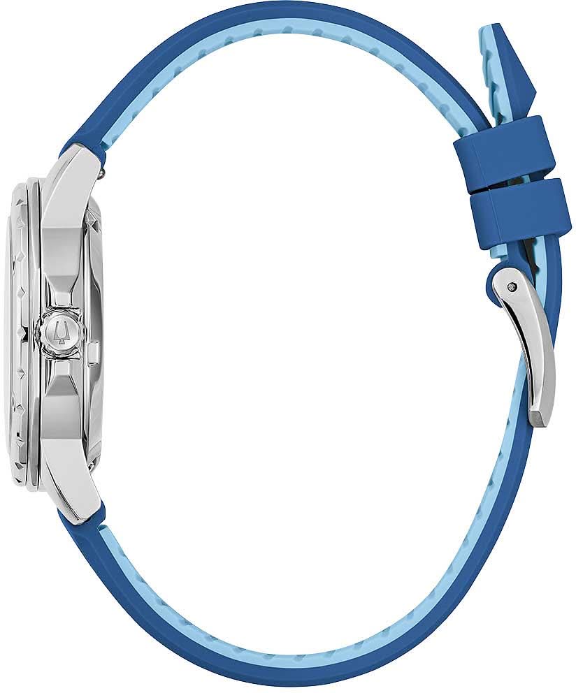 Damklocka sedd från sidan, blått gummiarmband och silverfärgat spänne