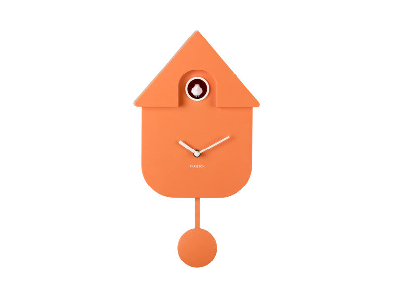Orange väggklocka i husdesign med visare och runt pendel