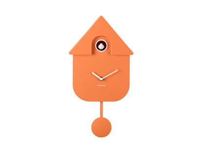Orange väggklocka i husdesign med visare och runt pendel