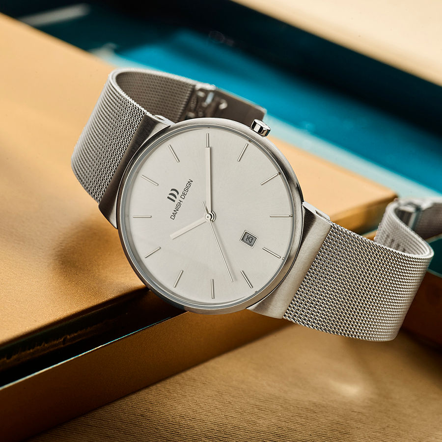 Herrenarmbanduhr mit silbernem Mesharmband, rundem Gehäuse und weißem Zifferblatt