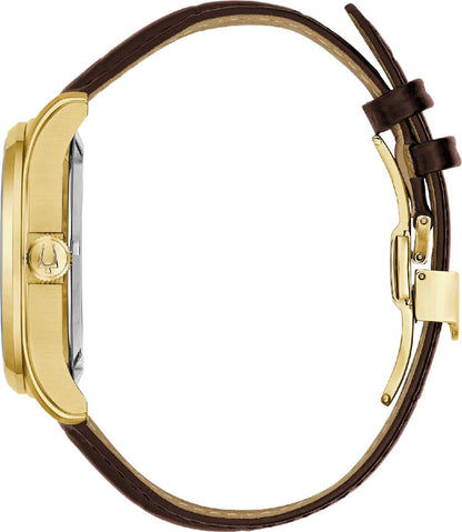 Sidovy av herrklocka med guldfärgat hölje och brunt läderarmband